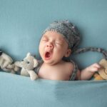５～６ヶ月の赤ちゃんが眠ろうとしています