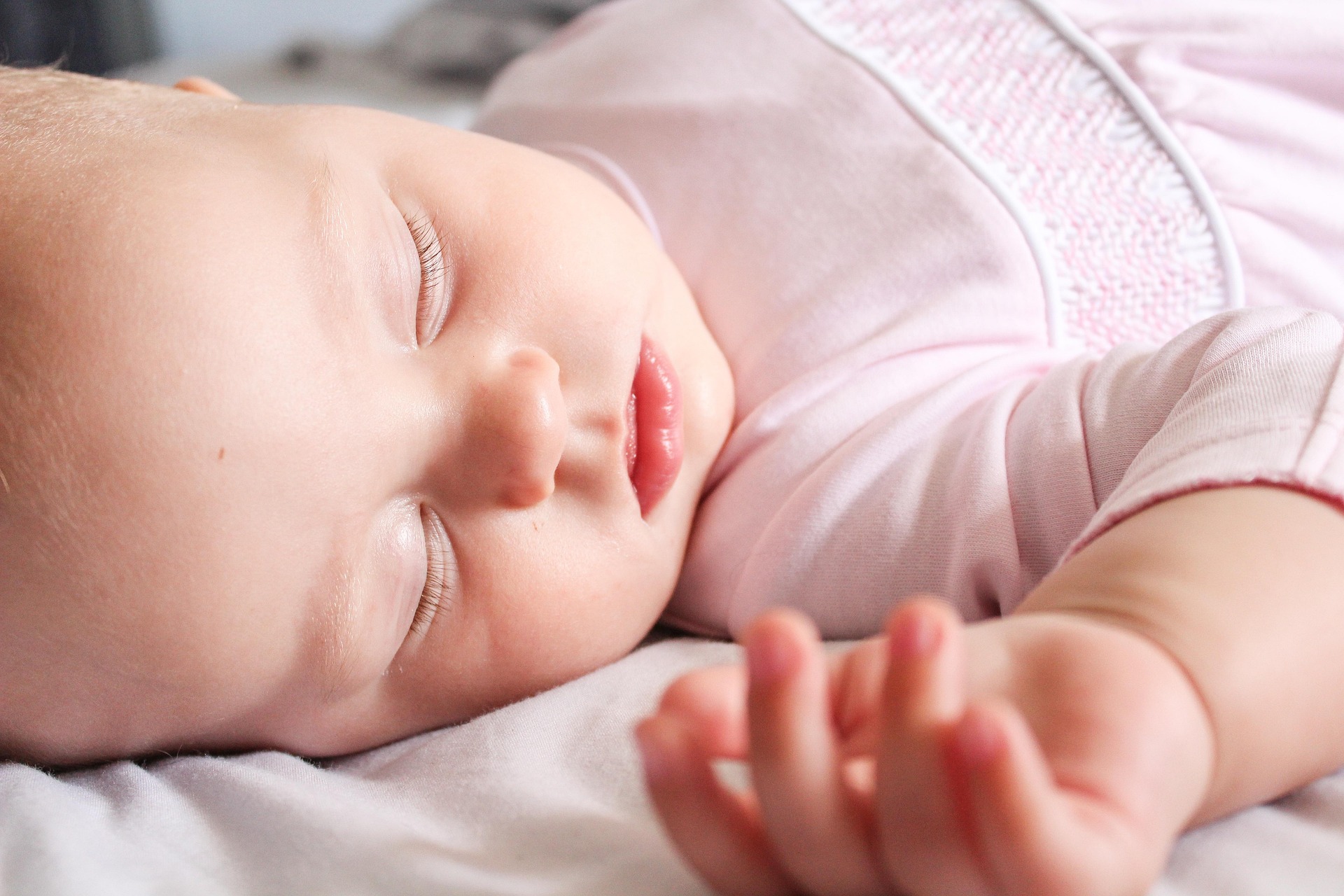 10ヶ月から１歳の赤ちゃんが安心して眠っている様子