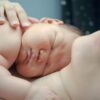 赤ちゃんと母親が添い寝している様子