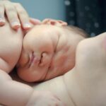 赤ちゃんと母親が添い寝している様子