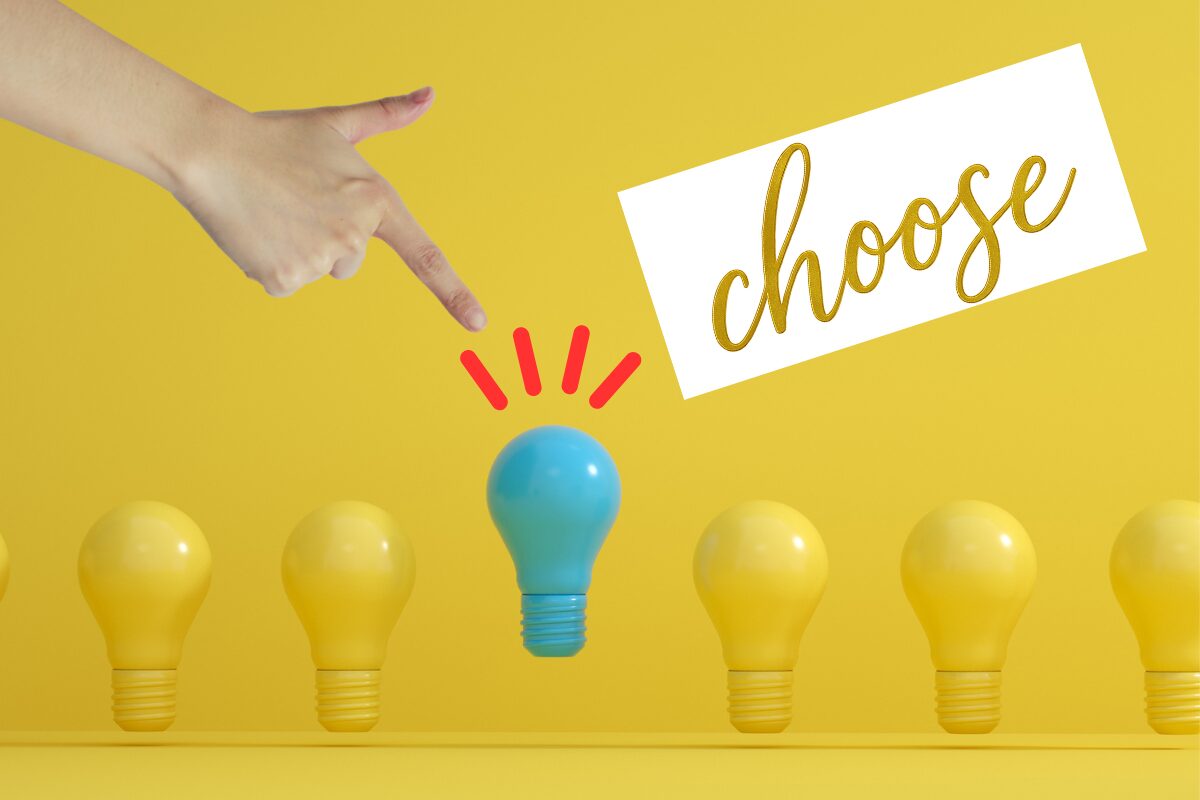 並んだ多くの電球から、一つお気に入りを見つけ選び、指さす大きな手。その横には「choose」の文字。